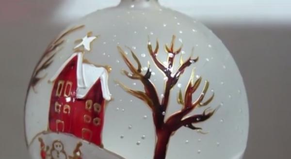 Dacă vă doriţi sărbători de poveste, trebuie neapărat să împodobiţi bradul cât mai frumos. Globurile sunt cele mai importante