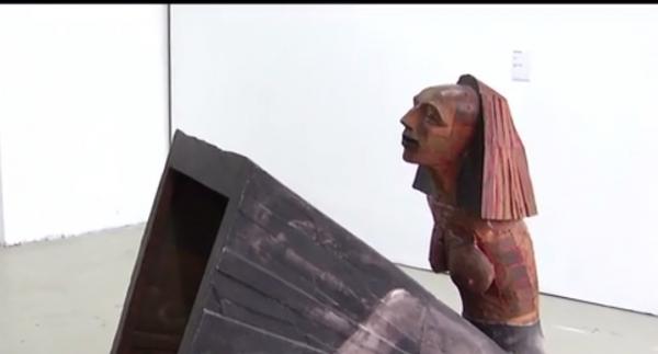 Sute de picturi, sculpturi şi fotografii sunt expuse în mai multe centre din Capitală