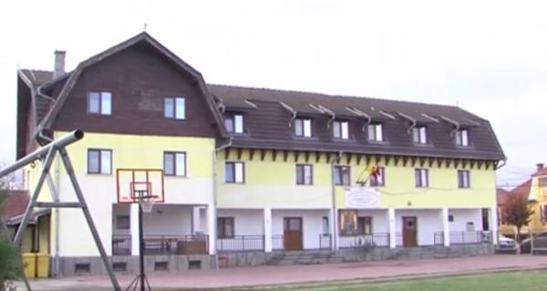 Un preot din judeţul Mureş construiește locuinţe pentru copii nevoiaşi