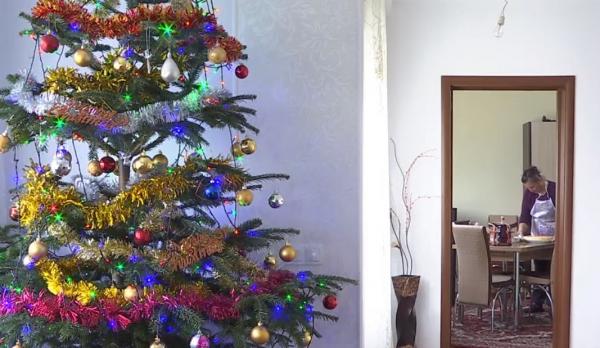 Unul din doi români va petrece Crăciunul acasă. Bugetul, 700 de lei de persoană