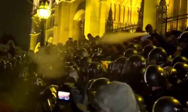 Proteste masive în Ungaria. Legea orelor suplimentare a scos mii de oameni în stradă