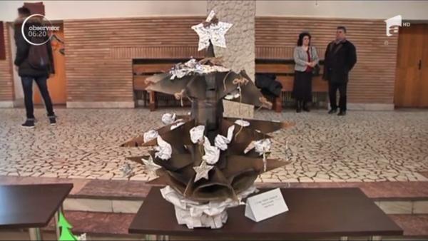 Brazi din linguri, dopuri sau nasturi, scoşi la vânzare în scop caritabil, la Galaţi