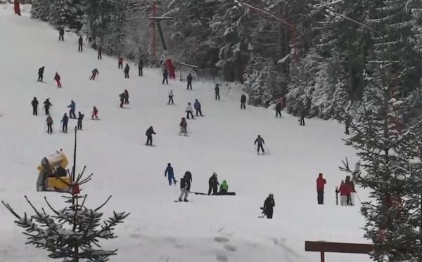 Vacanţa a început deja la munte. Pârtiile sunt pline, iar în hoteluri și pensiuni se prepară meniuri de sărbătoare