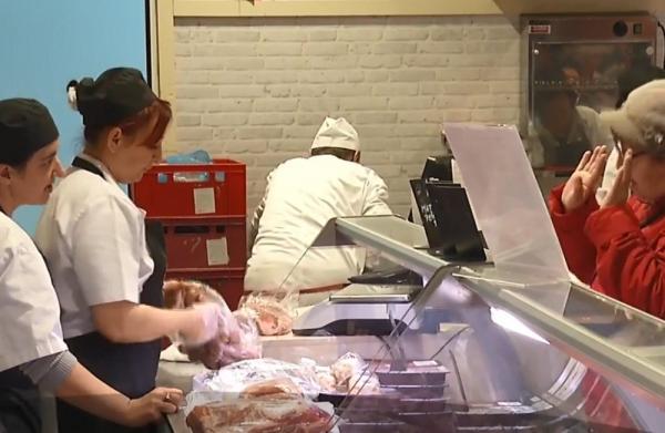 Românii se pregătesc pentru masa de Crăciun. Oamenii au format cozi la măcelării, unde există liste de aşteptare