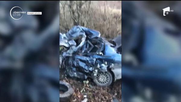 Doi oameni au murit, în Satu Mare, după ce un microbuz care transporta marfă s-a lovit violent cu o maşină