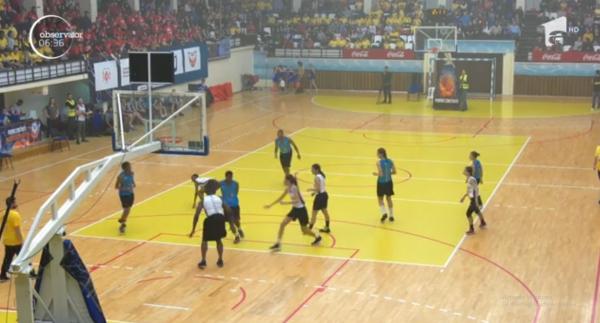 Meci de baschet cu americanii pentru copiii săraci, în Constanţa. Biletul a constat în bani sau jucării