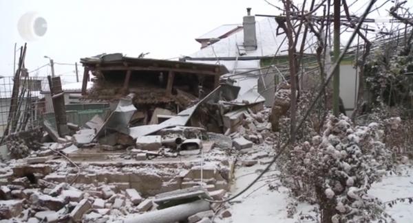 Casă dărâmată de explozie, în Tulcea. O bătrână a ajuns la spital