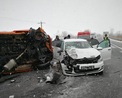 Un șofer care circula cu viteză a provocat un accident de cod roșu la Avrig, Sibiu. Tânărul a făcut o depăşire periculoasă