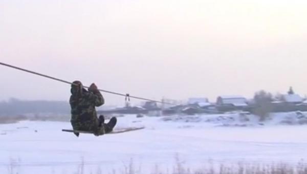Satul din Siberia la care ajungi doar cu tiroliana (Video)