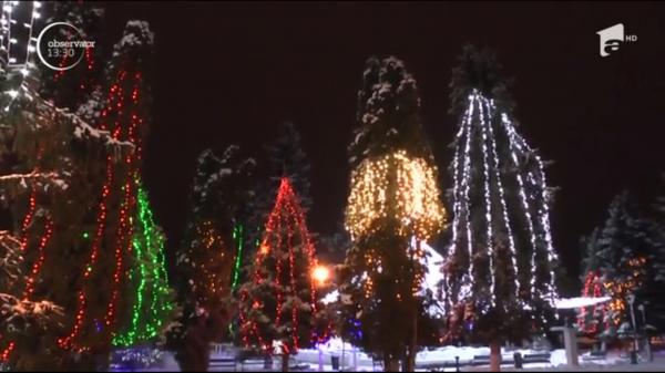 Atmosfera sărbătorilor de iarnă a cuprins centrul oraşului Roman (Video)