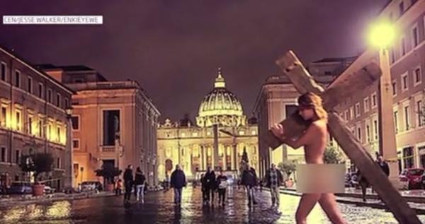 Fotomodel Playboy, reţinut după ce a pozat nud pe străzile de la Vatican, cărând o cruce mare din lemn, totul pentru o şedinţă foto atipică