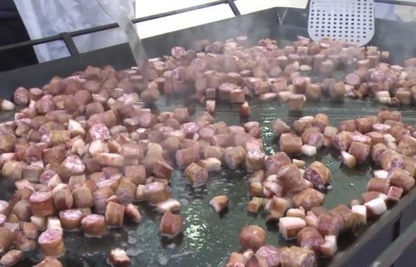 15 bucătari au încins ceaunele și plitele la Sibiu, la pomana porcului