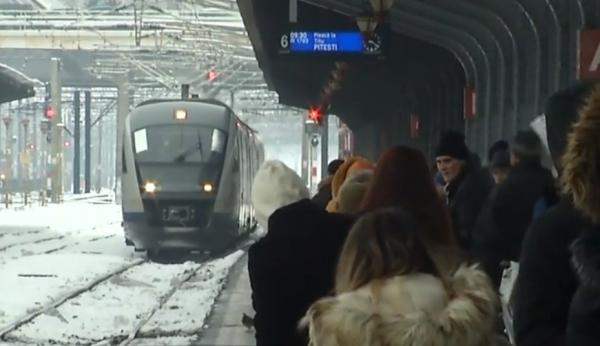 Trenurile au acumulat sute de minute de întârzieri, în doar câteva ore