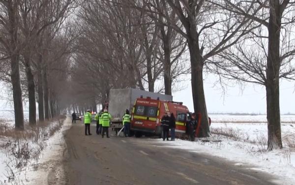 O camionetă s-a ciocnit cu o autospecială SMURD, la Focșani. Cinci persoane au ajuns la spital