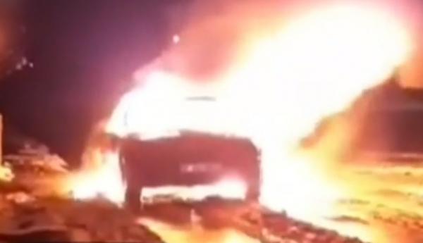 Mașină în flăcări, după ce proprietarul a făcut drifturi pe zăpadă