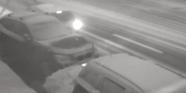 Accident spectaculos în Capitală! Un şofer a lovit o maşină parcată şi a fugit