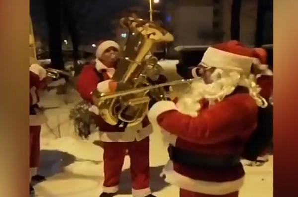 Oraşul Roman, invadat de un grup muzical format din Moş Crăciuni