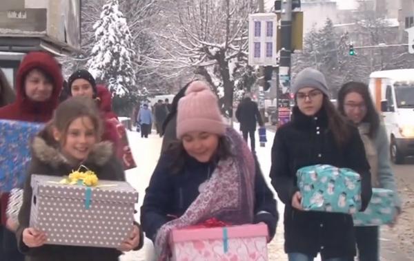 Moș Crăciun a ajuns la copiii nevoiași din comuna Serbeşti, din Bacău