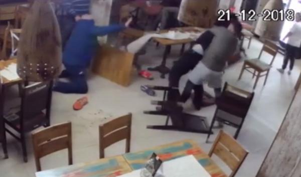 Un tânăr a sărit să bată un cunoscut antrenor de box din Craiova şi a sfârşit întins pe jos (Video)