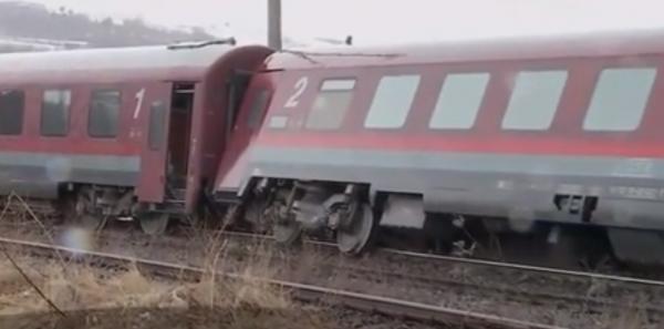 Două vagoane ale unui tren de persoane au deraiat, pe ruta Bucureşti-Arad. O femei a fost aruncată din vagon, pe câmp