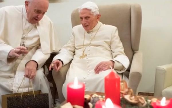 Papa Francisc şi-a vizitat predecesorul cu ocazia Sărbătorilor