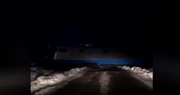 Situaţie revoltătoare la o trecere de nivel cu calea ferată din Hunedoara. O maşină a fost la un pas să fie lovită de tren (Video)