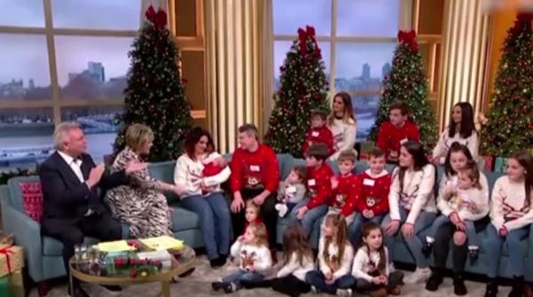 Cea mai numeroasă familie din Marea Britanie s-a pregătit de Crăciun