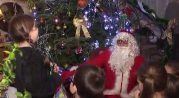 Noapte magică pentru copiii din întreaga lume. Cei mici l-au aşteptat nerăbdători pe Moş Crăciun
