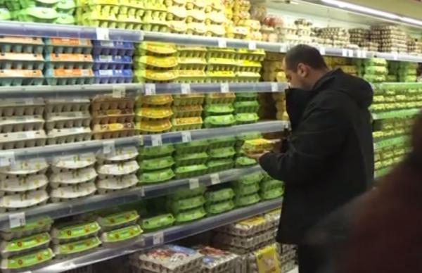 Coşul plin de Crăciun ajunge în tomberoane. 30% din alimente, la gunoi