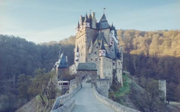 Mii de români au distribuit fotografia unui castel din Germania, convinşi că se află în Arad, acuzând autorităţile că nu promovează frumuseţile României