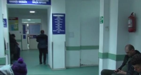 Scaune lipsă, mobilier stricat,pereţi murdari în sala de aşteptare a Spitalului Judeţean de Urgenţă din Bacău