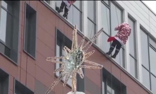 Moş Crăciun s-a căţărat pe zidurile unui spital din Moscova pentru a duce cadouri copiilor bolnavi (Video)
