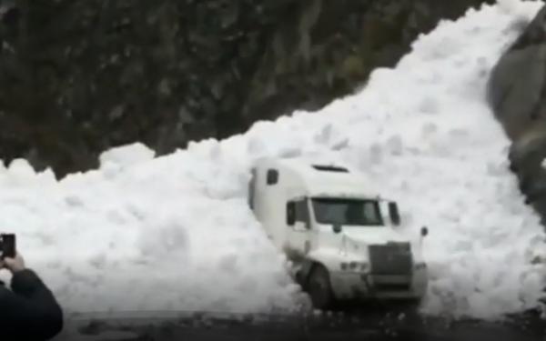 Camion îngropat de o avalanșă, în Caucaz