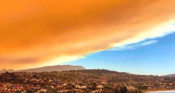 Imagini apocaliptice în Australia. Un incendiu de vegetaţie din Tazmania a colorat cerul în portocaliu şi roşu