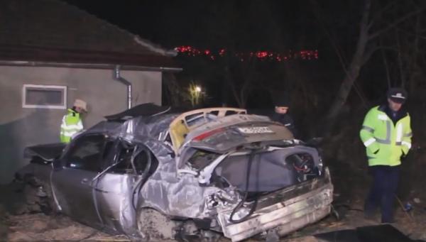Primele imagini de la tragedia din Buzău. Doi oameni au murit într-o mașină catapultată zeci de metri