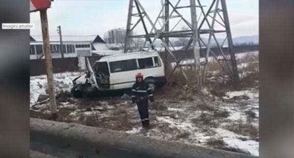 Accident în "Curba morții" la Bascov! Un microbuz cu 9 oameni a sărit peste parapete și s-a răsturnat 20 de metri pe câmp