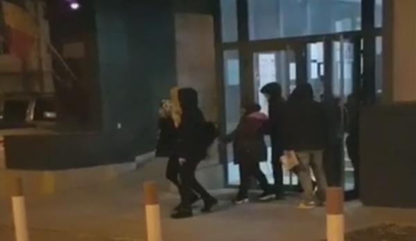 Hoți care au jefuit bătrâni din București prin metoda ”pomana”, prinși de polițiști