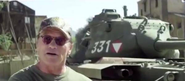 Cele mai excentrice achiziții ale vedetelor. Arnlod Schwarzenegger şi-a cumpărat un tanc