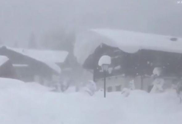 Cod roșu de ninsori în Austria, cel puţin 13 morți în Alpi