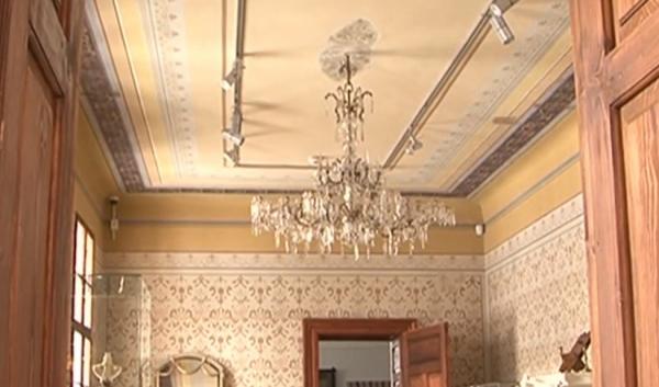 Candelabru de cristal, găsit în podul muzeului de ştiinţe ale naturii din Târgu Mureș