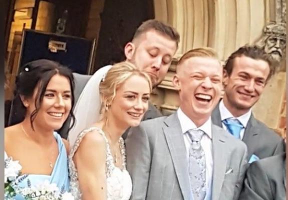 Cavaler de onoare, vedetă pe internet după ce s-a uitat în decolteul miresei