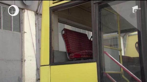 O tânără de 17 ani, din Ploieşti, a căzut pe geamul unui autobuz în mers