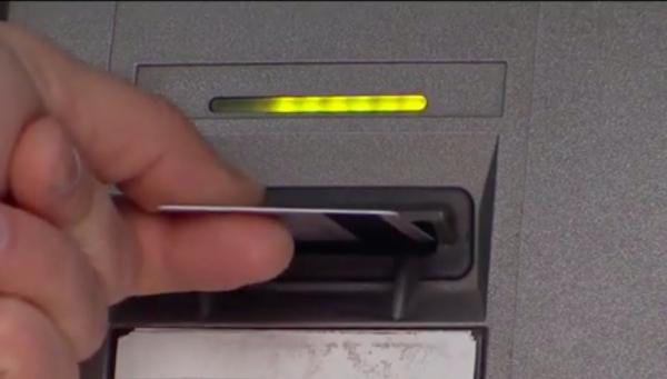 Experiment. Ce fac românii când găsesc un card bancar cu PIN-ul scris la vedere