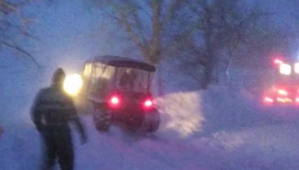 Ninsorile şi viscolul creează probleme în ţară. La Iaşi, două gravide riscau să nască pe drum, din cauza nămeţilor