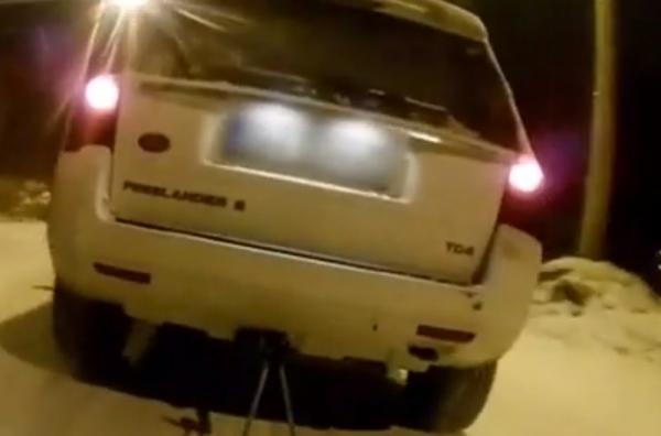 Distracţie periculoasă la Oradea. Tinerii s-au dat cu sania trasă de o maşină (Video)