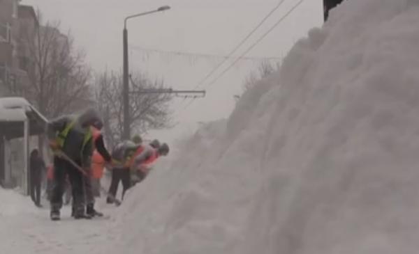 Moldova e sub nămeţi! Femei însărcinate şi copii au fost salvaţi cu şenilatele