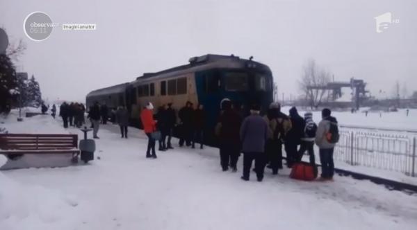 Tren cu locuri prea puține, blocat în Baia Mare de călătorii cu bilet