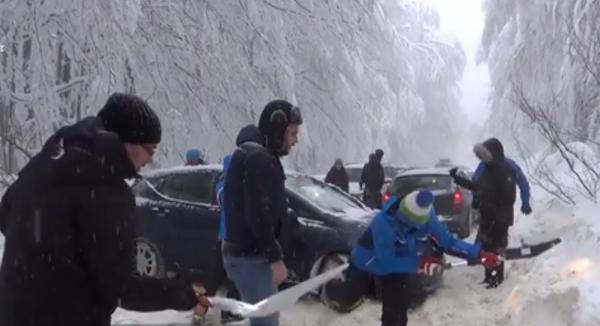 Turiști blocați pe Muntele Semenic din cauza nămeţilor. Oamenii s-au deszăpezit singuri