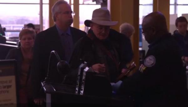 Turişti români în Mexic, întorşi din drum din cauza zidului controversat al lui Trump