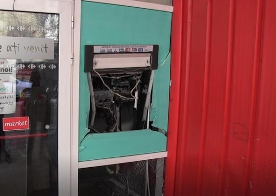 Jafuri la indigo, după metoda "explozia la bancomat". Hoţii de la Arad au profitat de o defecţiune